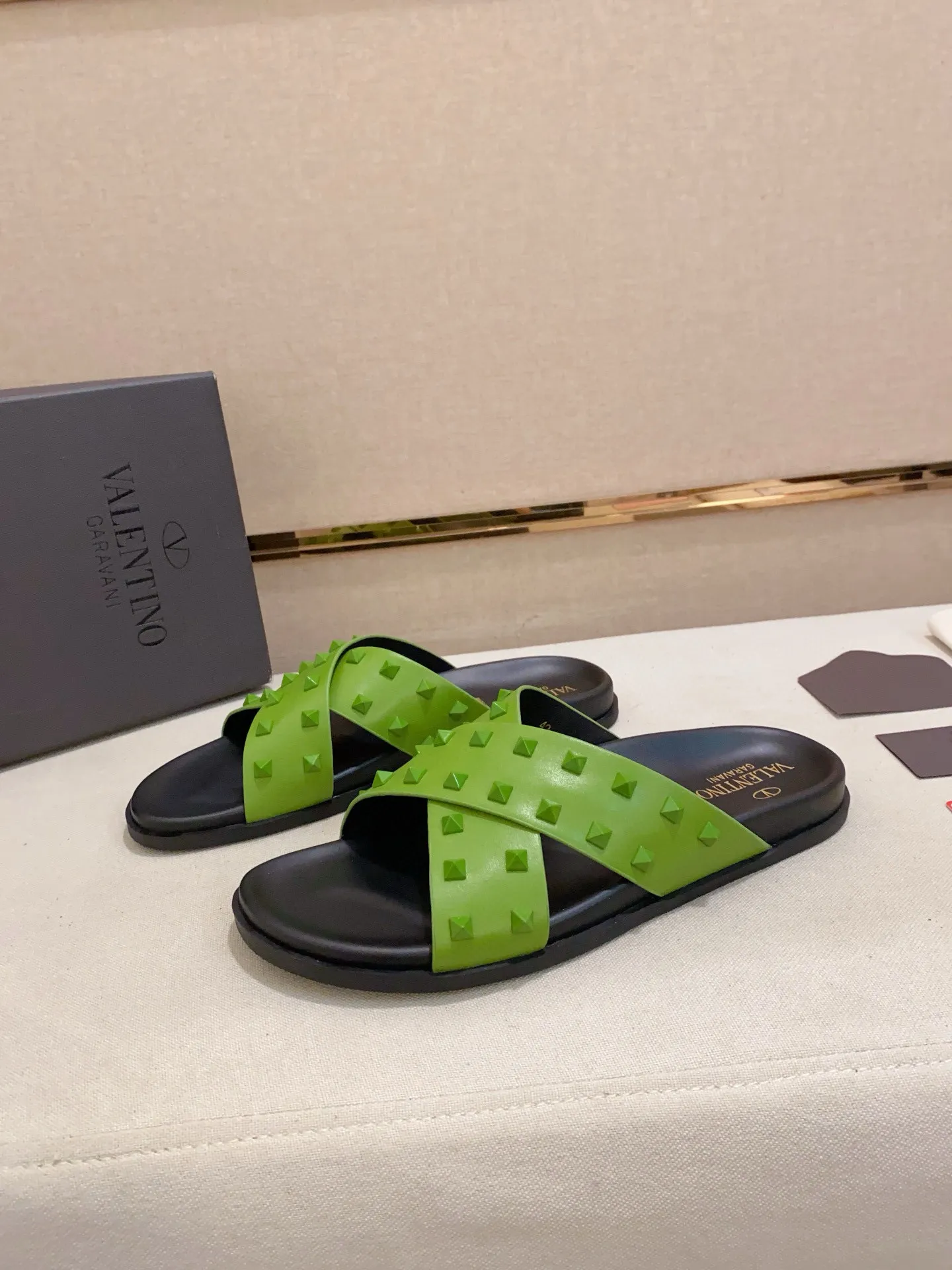 Men's shoes💰: 440💰[Valentino] New men's boutique slippers, counter quality, classic plaid, the actual workmanship is quite complex🔰The uppers are made of imported fabrics➕🐑Sheepskin lining, which tests the craftsman's craftsmanship➕original PU outsole. Size: 38-44 (45 can be customized, non-refundable)